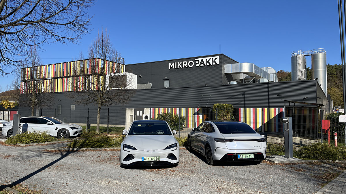 Sustainable development in the plastics industry, electric cars, and charging stations in front of the Mikropakk facility.