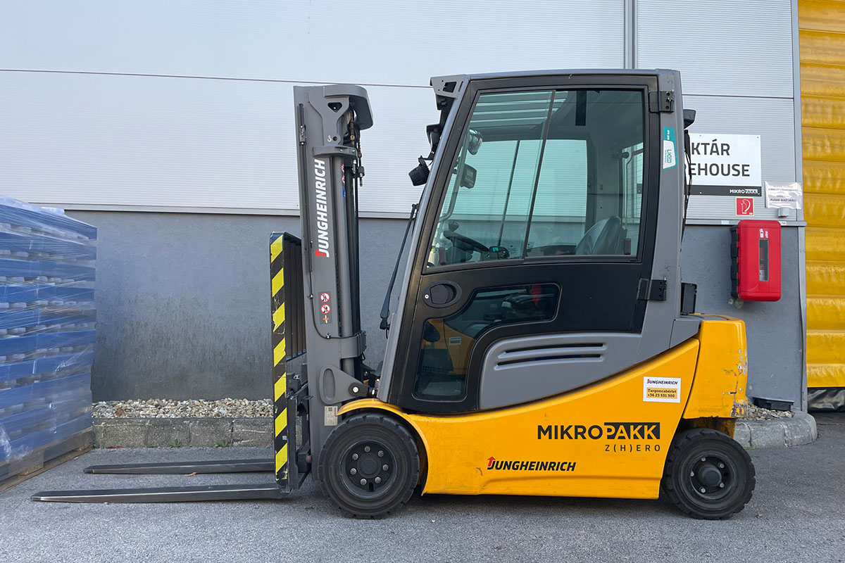 Sustainable development in the plastics industry, electric forklift at the Mikropakk facility.