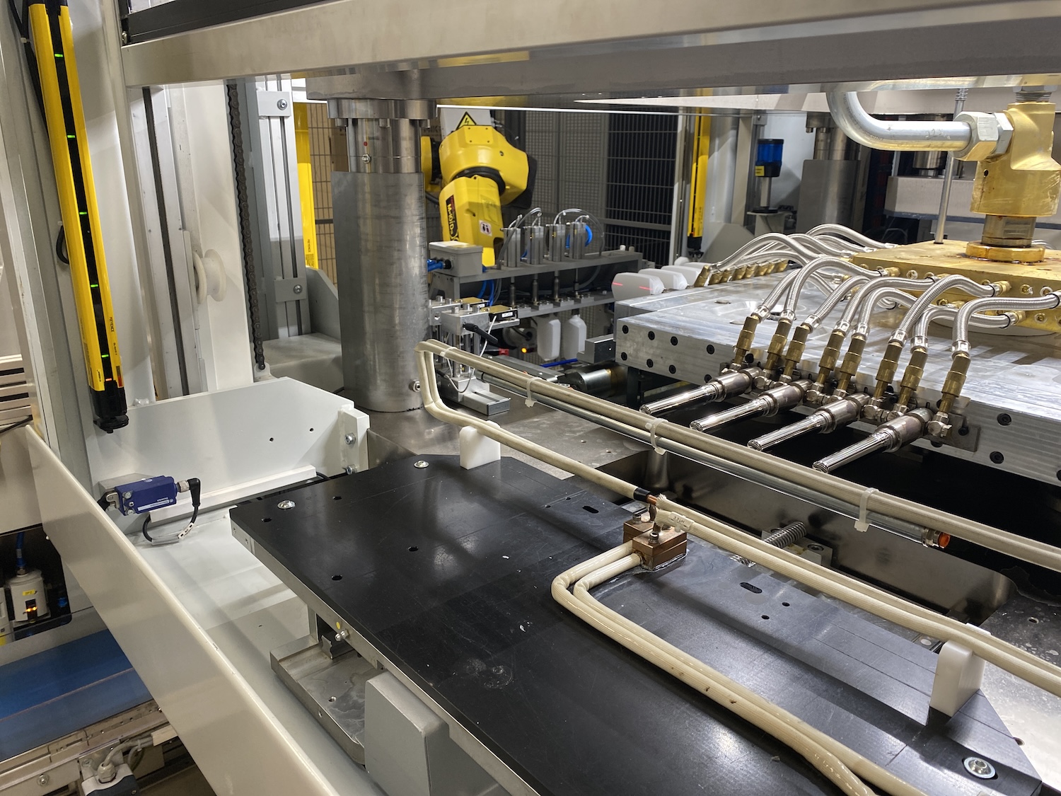 Automated assembly cells for flexible production and 100% quality control