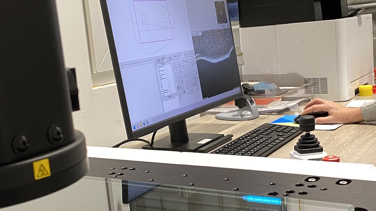 Micro-Vu Vertex, camera-based automated vision system at the MIKROPAKK BLACK Laboratory