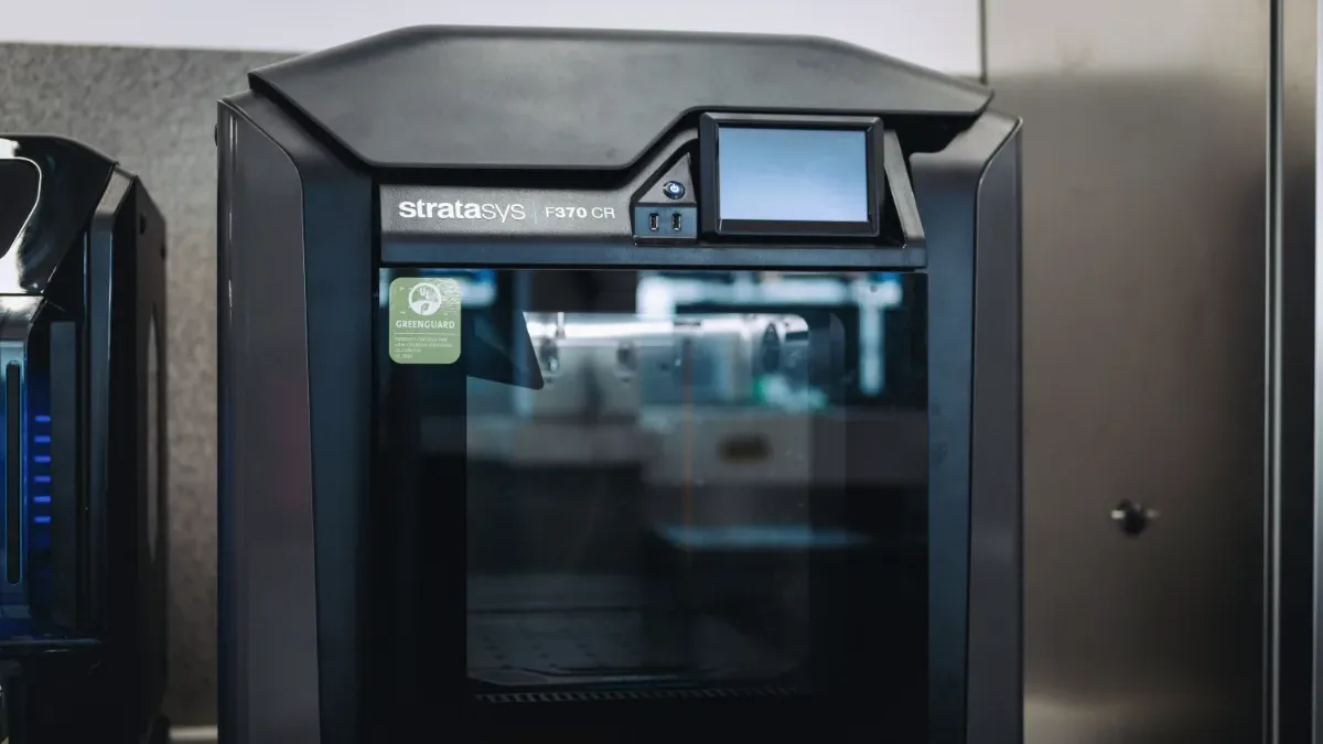 Stratasys F370 CR ipari FDM technológiával dolgozik3D nyomtató Mikropakk új kutatás-fejlesztési műhelyében / Stratasys F370 CR FDM 3D printer in Mikropakk’s new research and development workshop